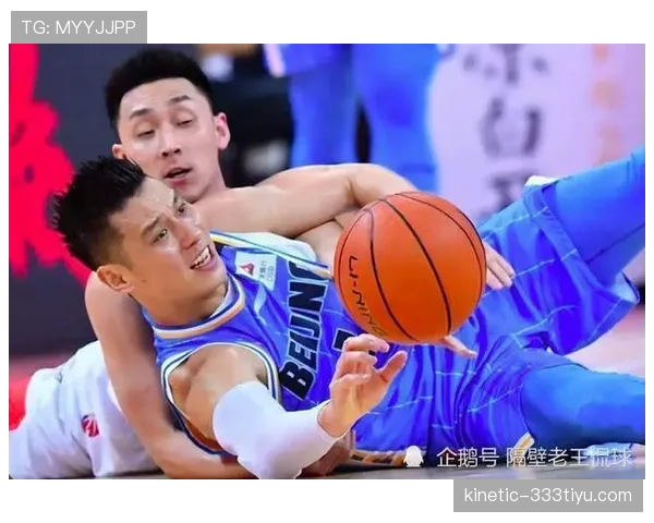 林书豪拎着一双价格能让普通工资脸红的球鞋排队买夜宵，笑得像隔壁老王